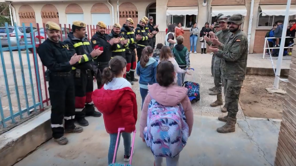 La emotiva relación que se ha forjado entre militares y bomberos con los niños de las zonas afectadas por la DANA