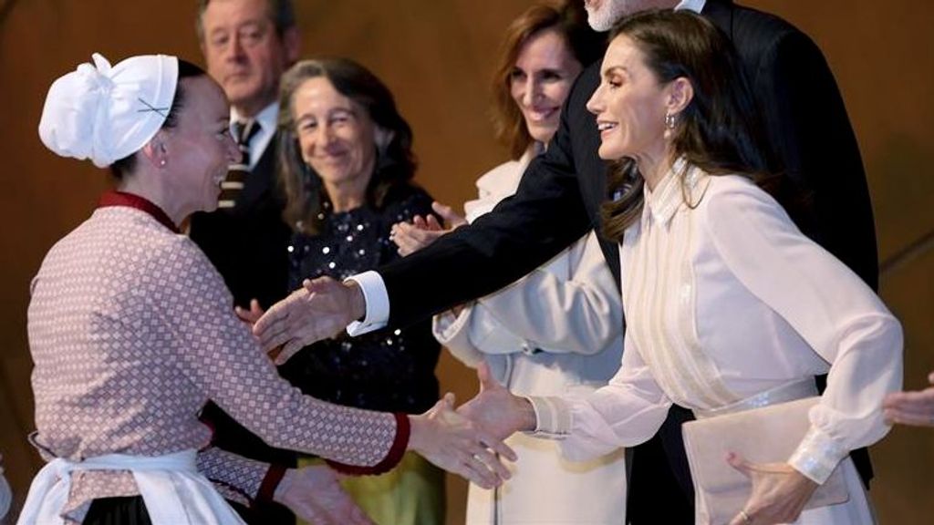 La reina Letizia deslumbra en la representación de la ópera 'Il Trittico' en Bilbao: de tonos oscuros a lentejuelas