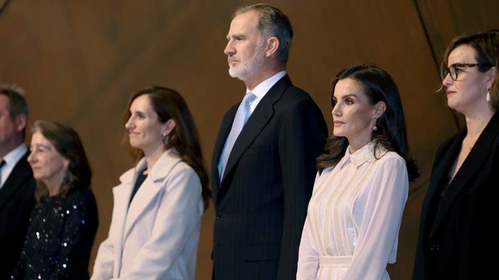 La reina Letizia deslumbra en la representación de la ópera 'Il Trittico' en Bilbao: de tonos oscuros a lentejuelas