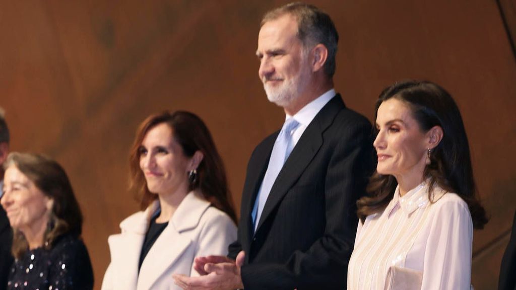 La reina Letizia deslumbra en la representación de la ópera 'Il Trittico' en Bilbao: de tonos oscuros a lentejuelas