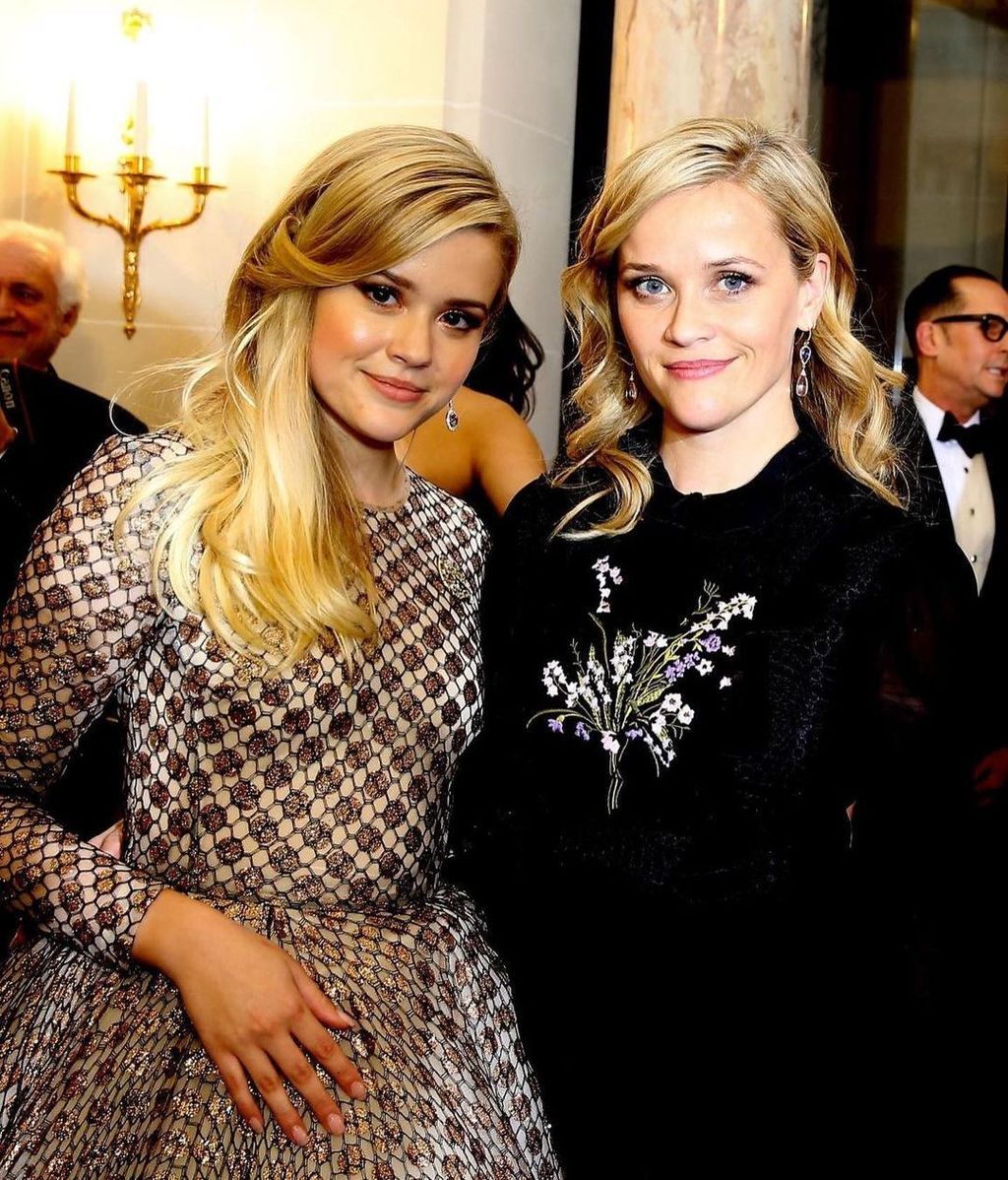 Reese Witherspoon y su hija en el baile.