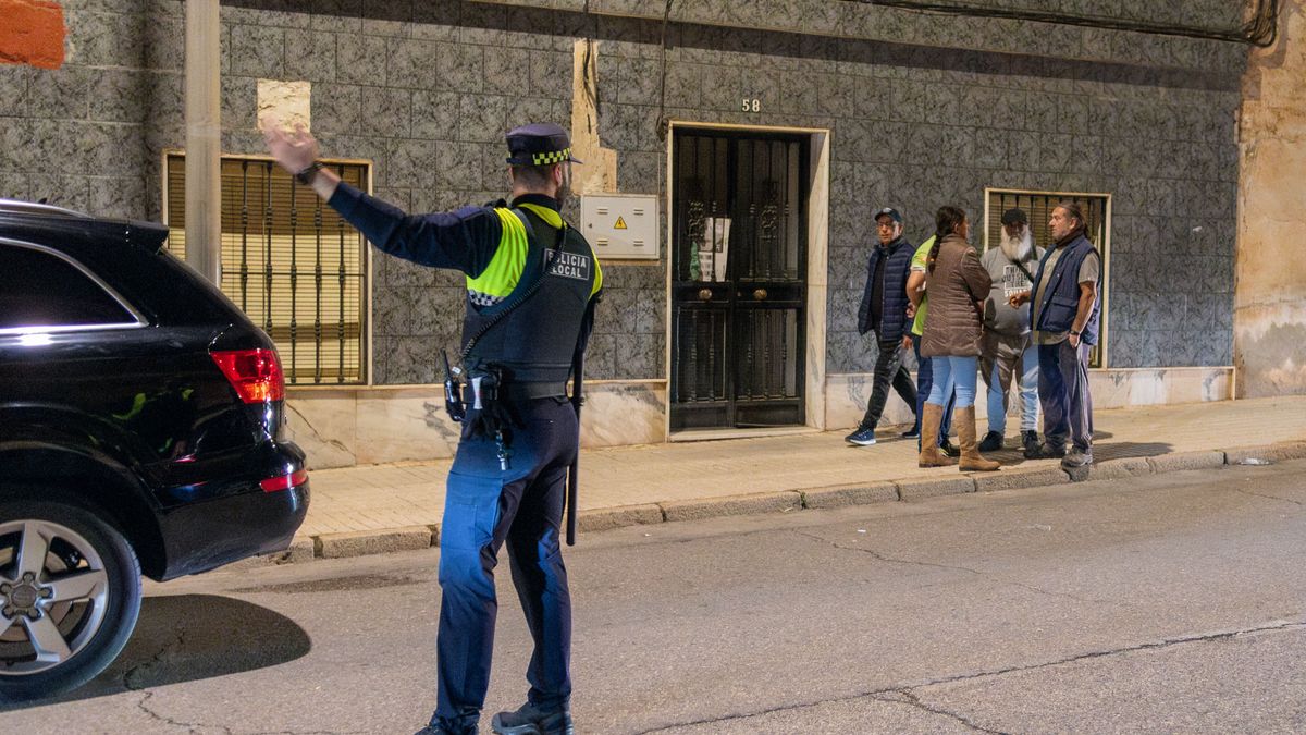 Un agente policial en las inmediaciones del lugar en el que se ha producido el asesinato de un niño de dos años en Linares