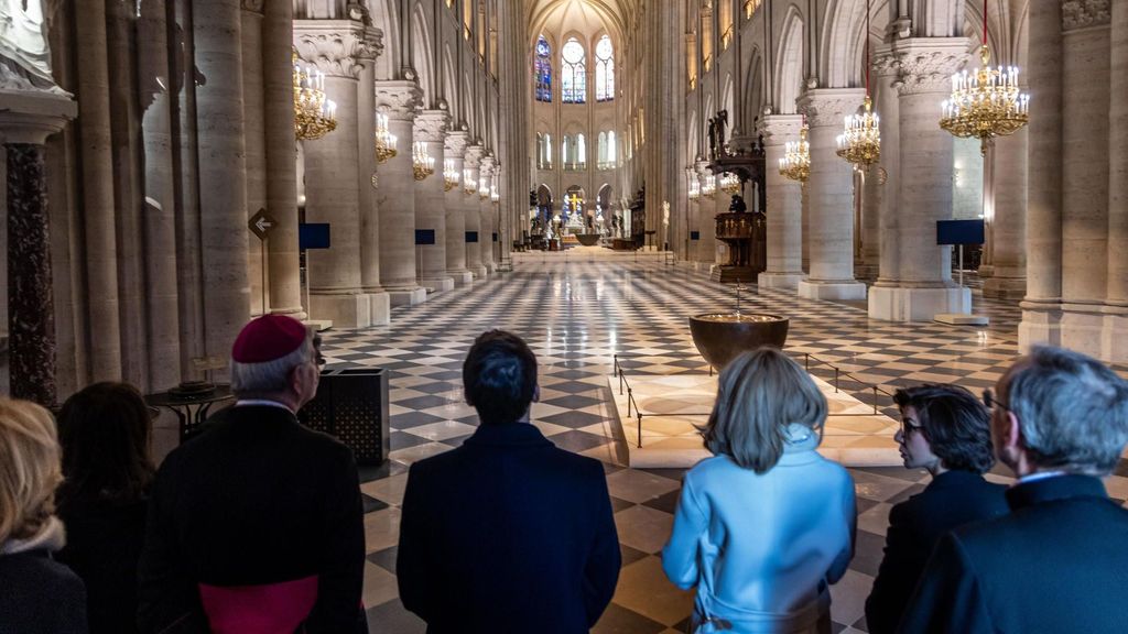 Un Emmanuel Macron extasiado ante la reforma de la catedral de Notre Dame que abrirá al público en una semana