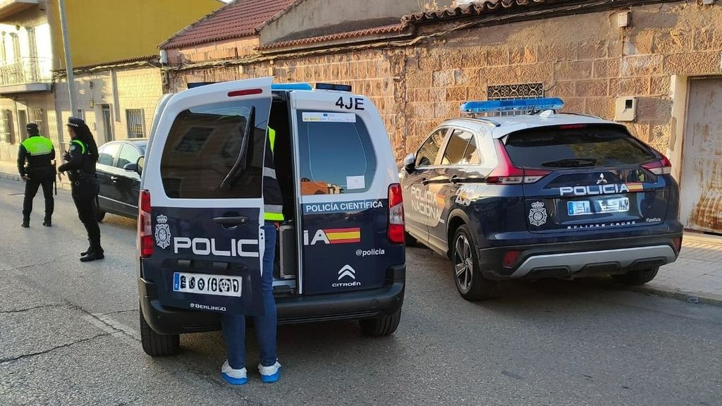 Vehículos policiales junto a la vivienda donde ha muerto el niño de dos años de Linares, Jaén