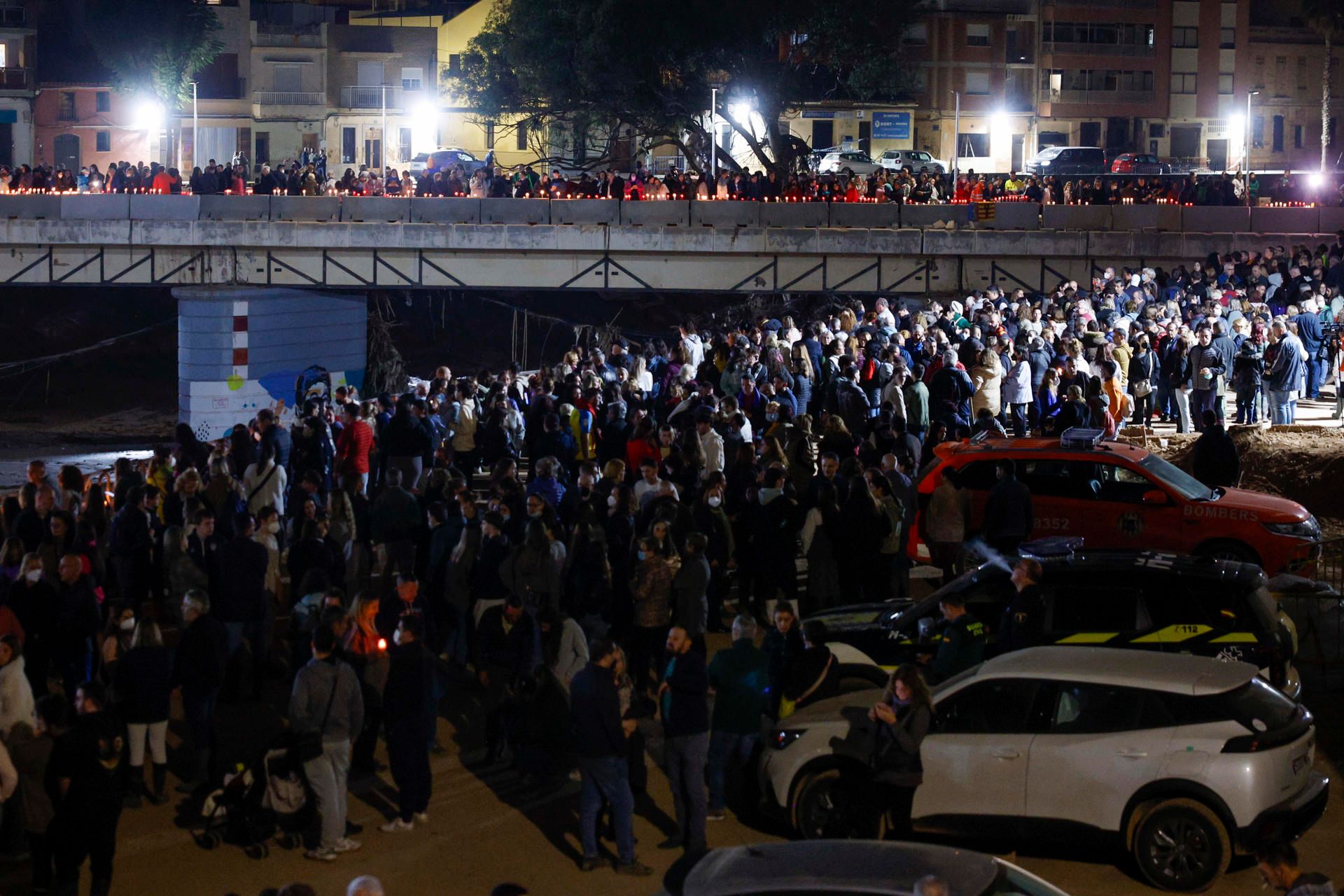 Velas depositadas en el homenaje en el barranco del Poyo a los fallecidos (1).jpg