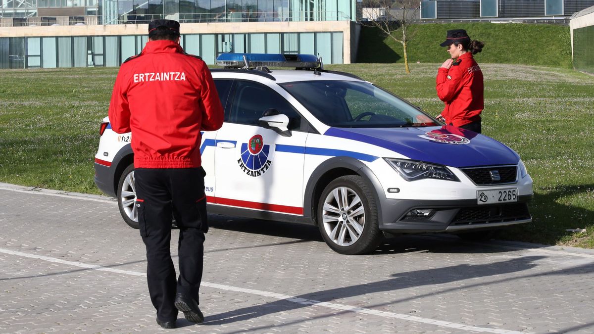 Agentes y vehículo de la Ertzaintza