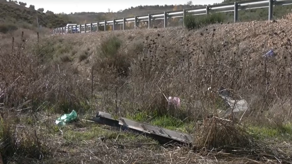 Buscan a un conductor a la fuga tras un accidente en Granada: una mujer ha muerto y hay tres niños heridos