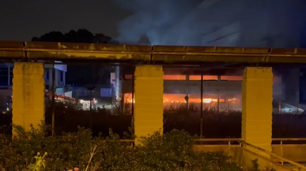 Incendio de grandes dimensiones en el Auditorio Rocío Jurado de Sevilla