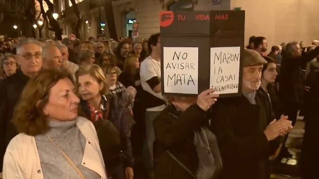 Los manifestantes exigen la dimisión del presidente valenciano, Carlos Mazón