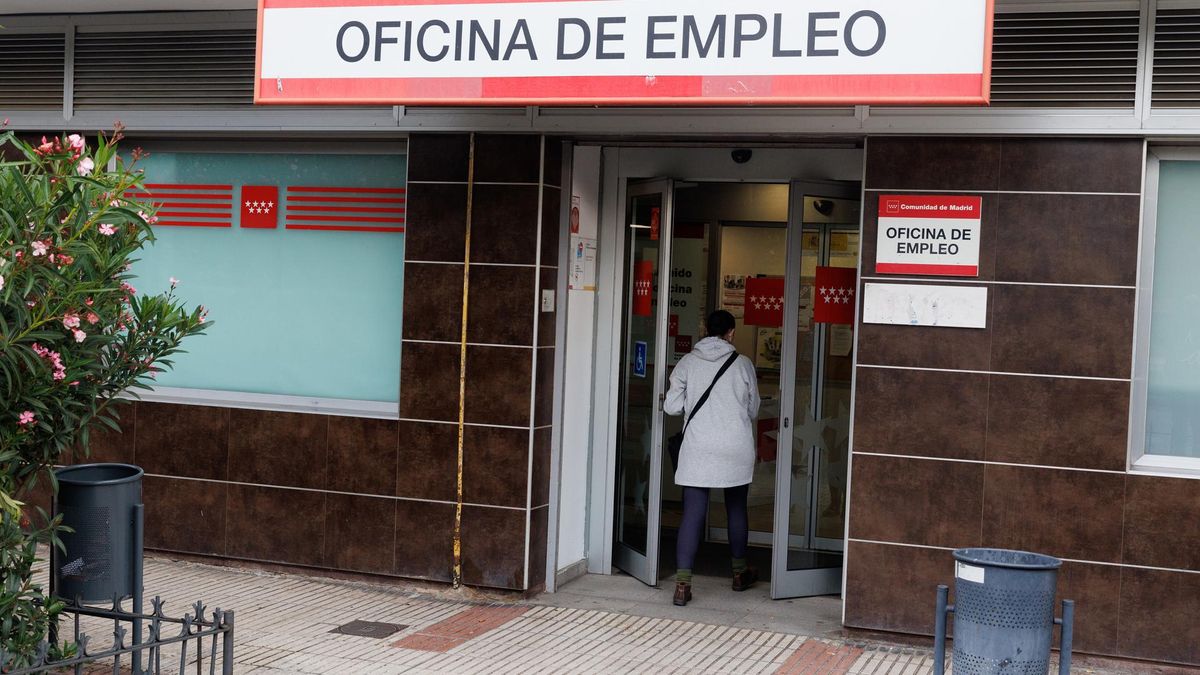 Archivo - Una mujer entrando en una oficina de empleo