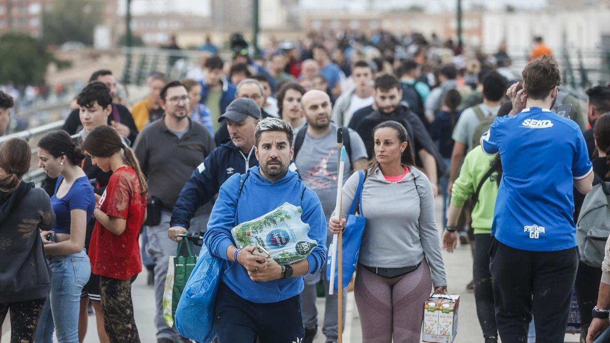 Decenas de personas en el puente que une València con La Torre