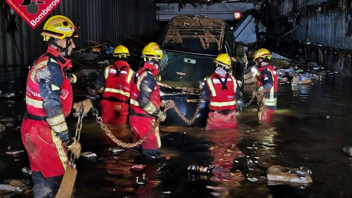 Bomberos de Alicante trabajan en el achique de agua y revisión de vehículos sumergidos en Aldaia (Valencia)