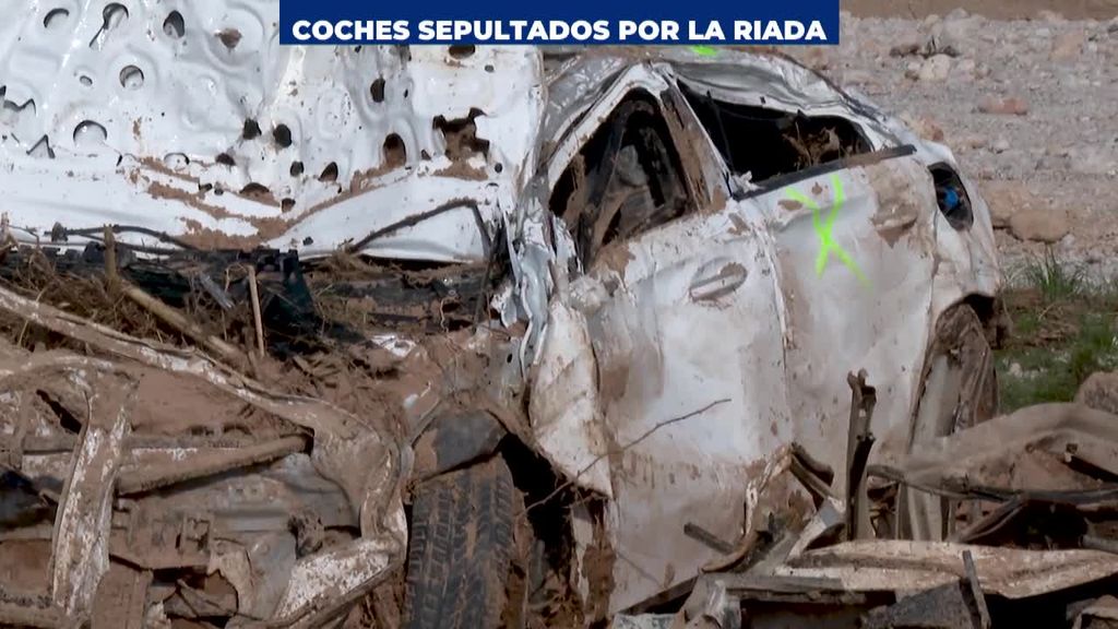 Acompañamos a los rescatistas que buscan desaparecidos en los coches sepultados en el barranco del Poyo