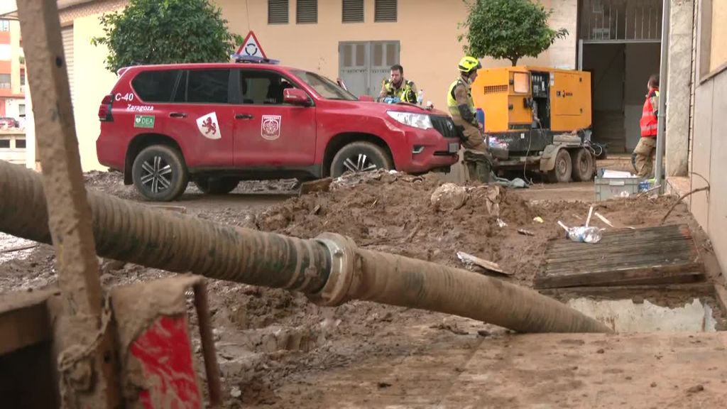 Paiporta es una ciénaga: así se limpian las alcantarillas, contra reloj