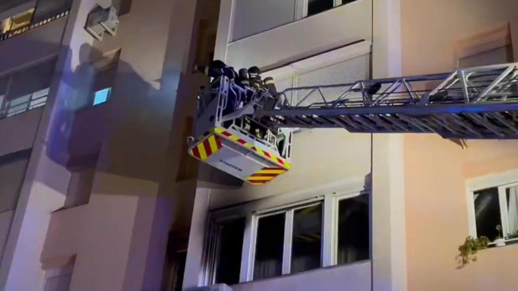 Ocho personas heridas por el incendio en una vivienda en el distrito de Carabanchel, en Madrid