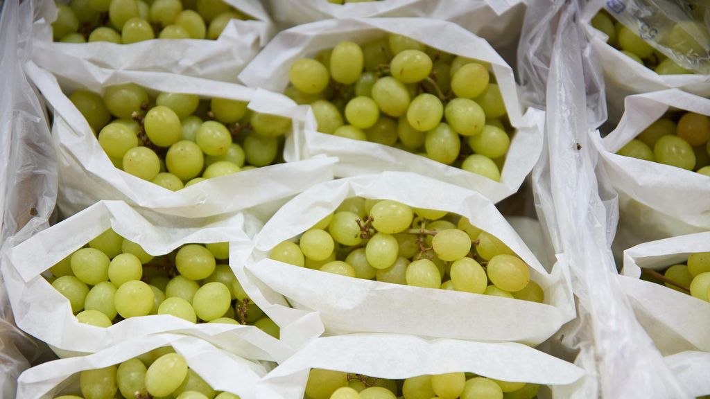 Archivo - Racimos de uvas en un expositor de una frutería en un mercado,