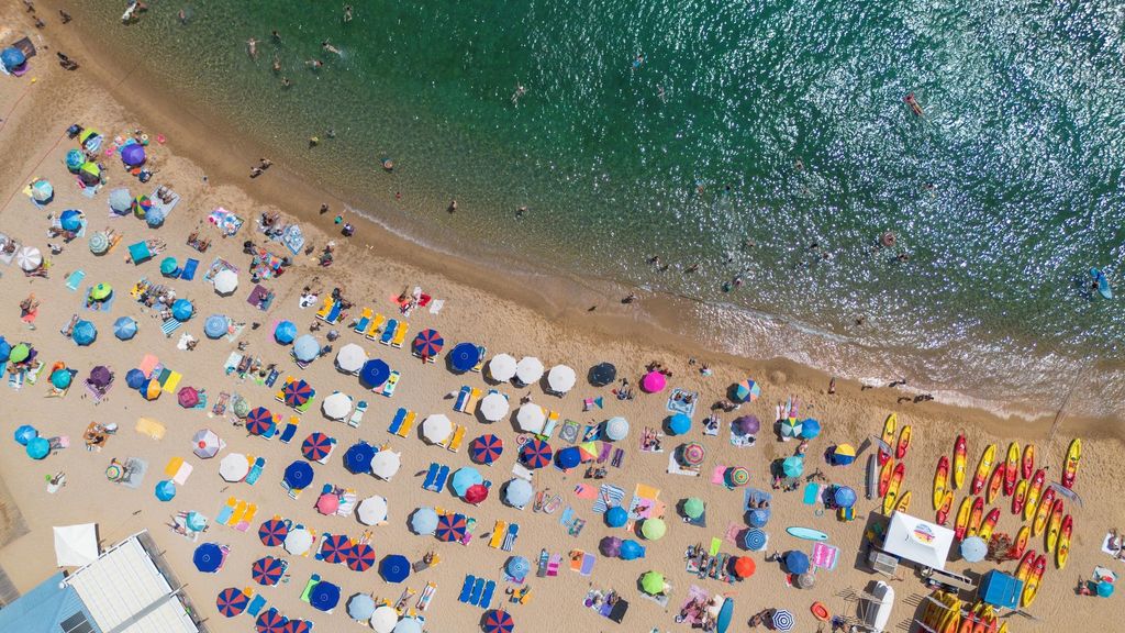 Archivo - Numerosas personas disfrutan de un día de playa en la Costa Brava, a 30 de julio de 2023, en Tossa de Mar, Girona, Cataluña (España).