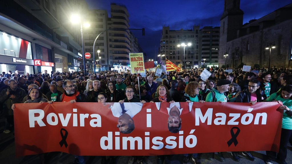 Manifestantes piden en Valencia la dimisión de Mazón y Rovira por "olvidarse" de la educación