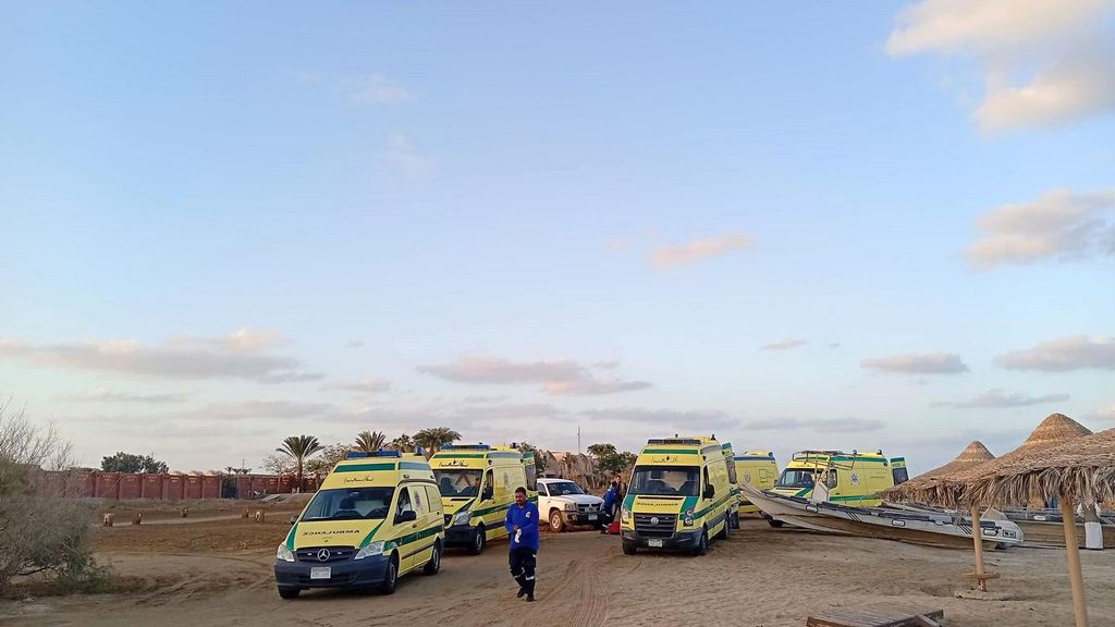 Ambulancias tras el hundimiento de un yate turístico frente a las costas de la ciudad de Marsa Alam, en Egipto (archivo)