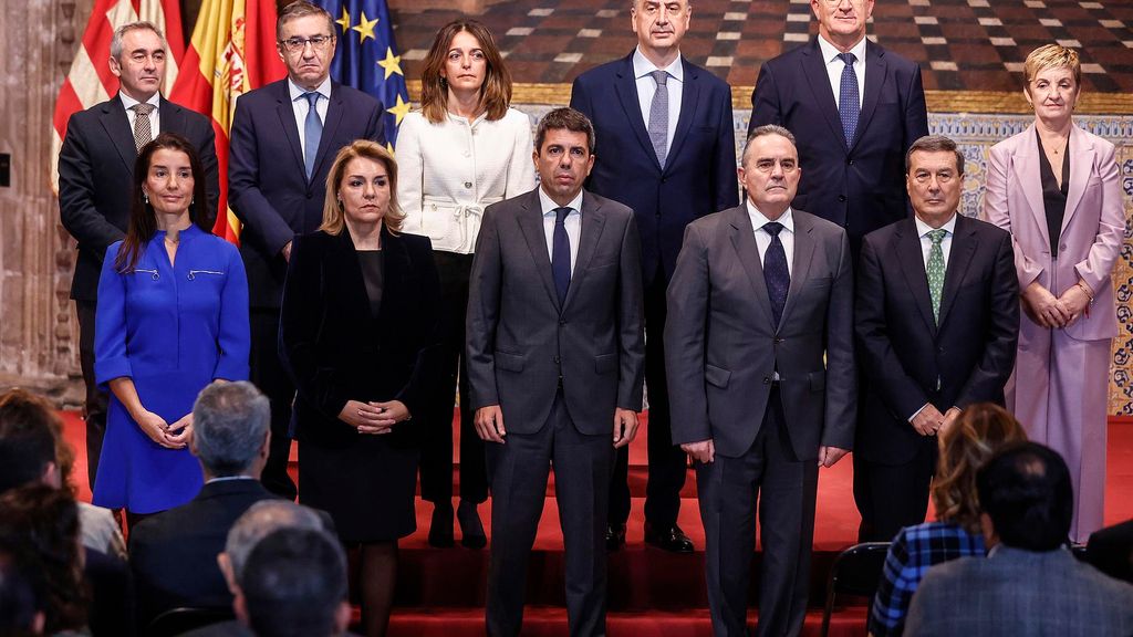 Foto de familia del 'president' de la GeneralitatCarlos Mazón (c), junto a los consellers tras ser remodelado el Consell, en el Salón de Corts del Palau de la Generalitat