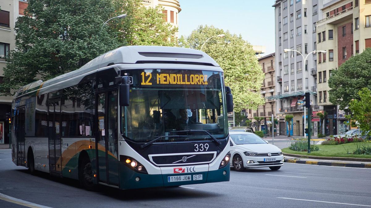 Archivo - Imagen de una villavesa circulando por Pamplona