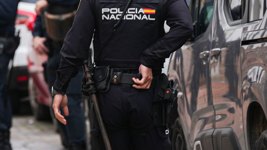 Agente de la Policía Nacional de espaldas