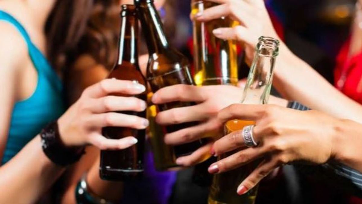 ¿Bebes más o menos alcohol que tus amigos? La respuesta está en tus dedos, literalmente