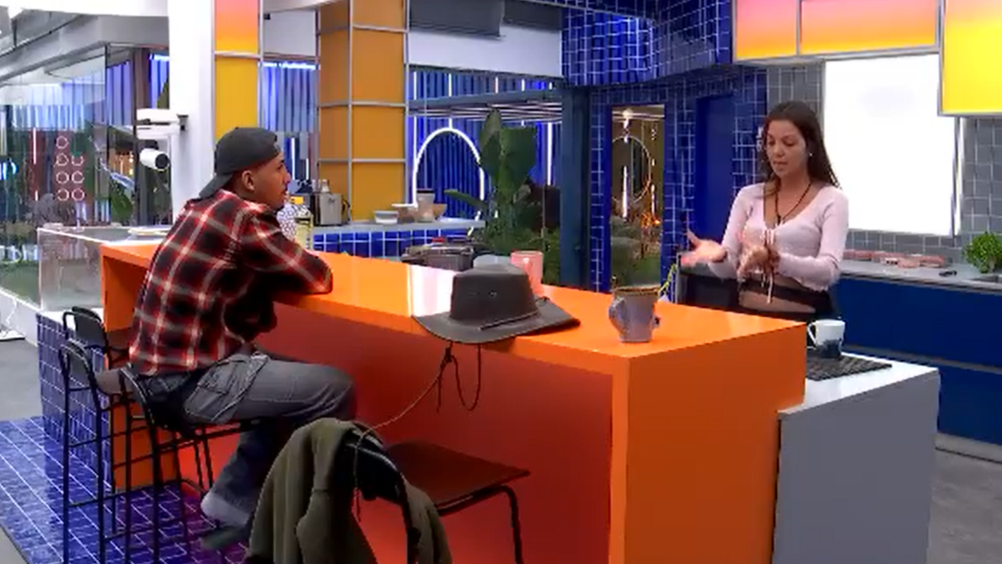 Daniela y Adrián hablan en la cocina