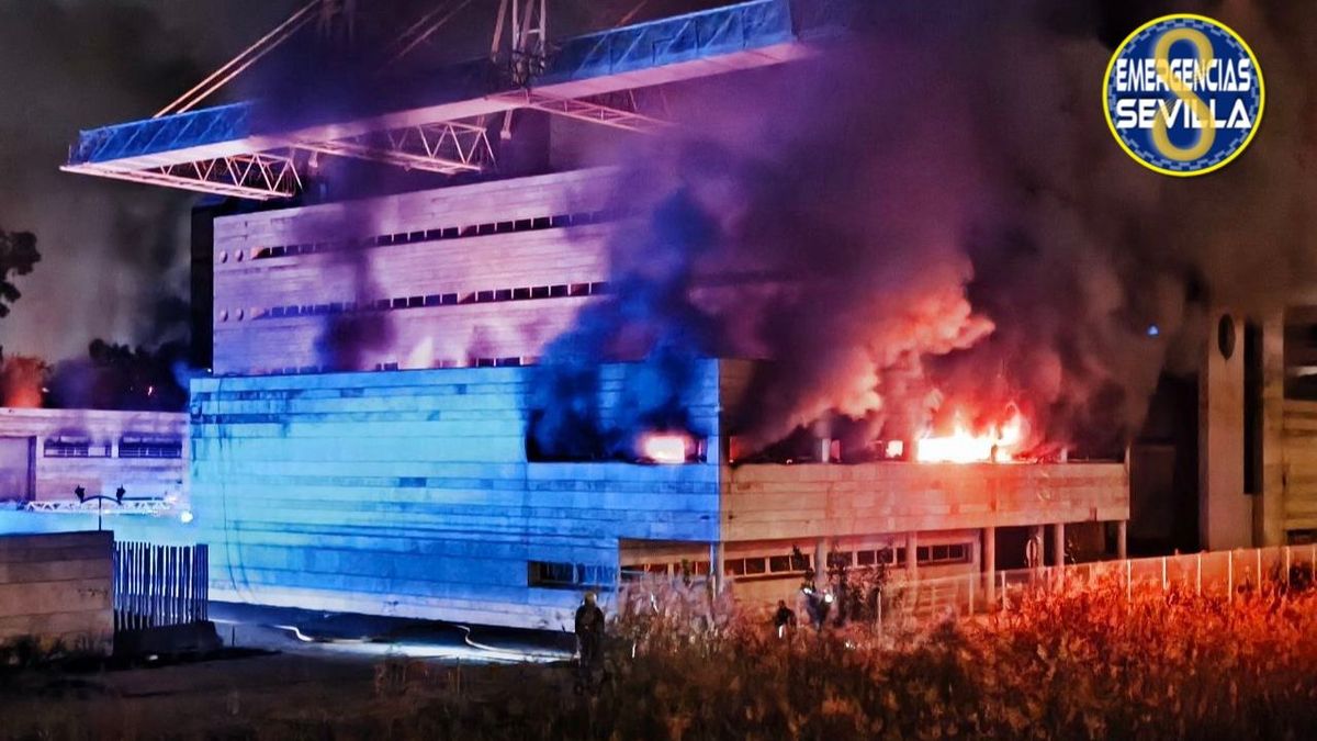 Incendio junto al auditorio Rocío Jurado en Sevilla