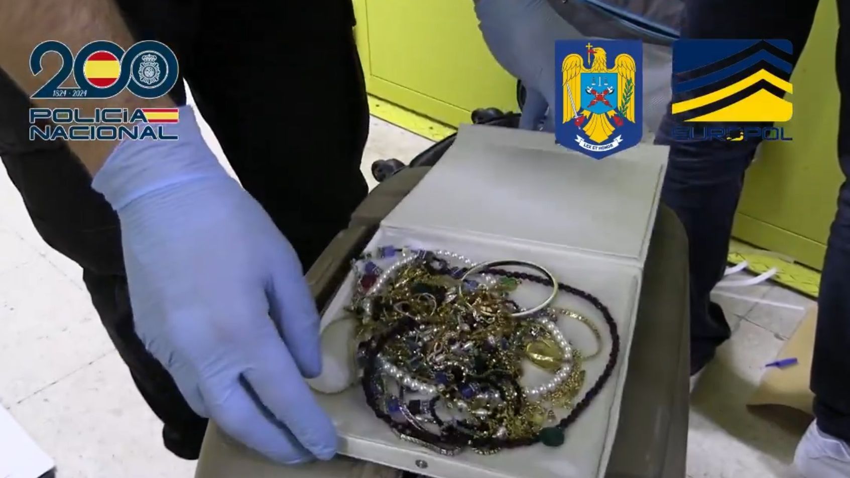 Joyas robadas con el abrazo cariñoso