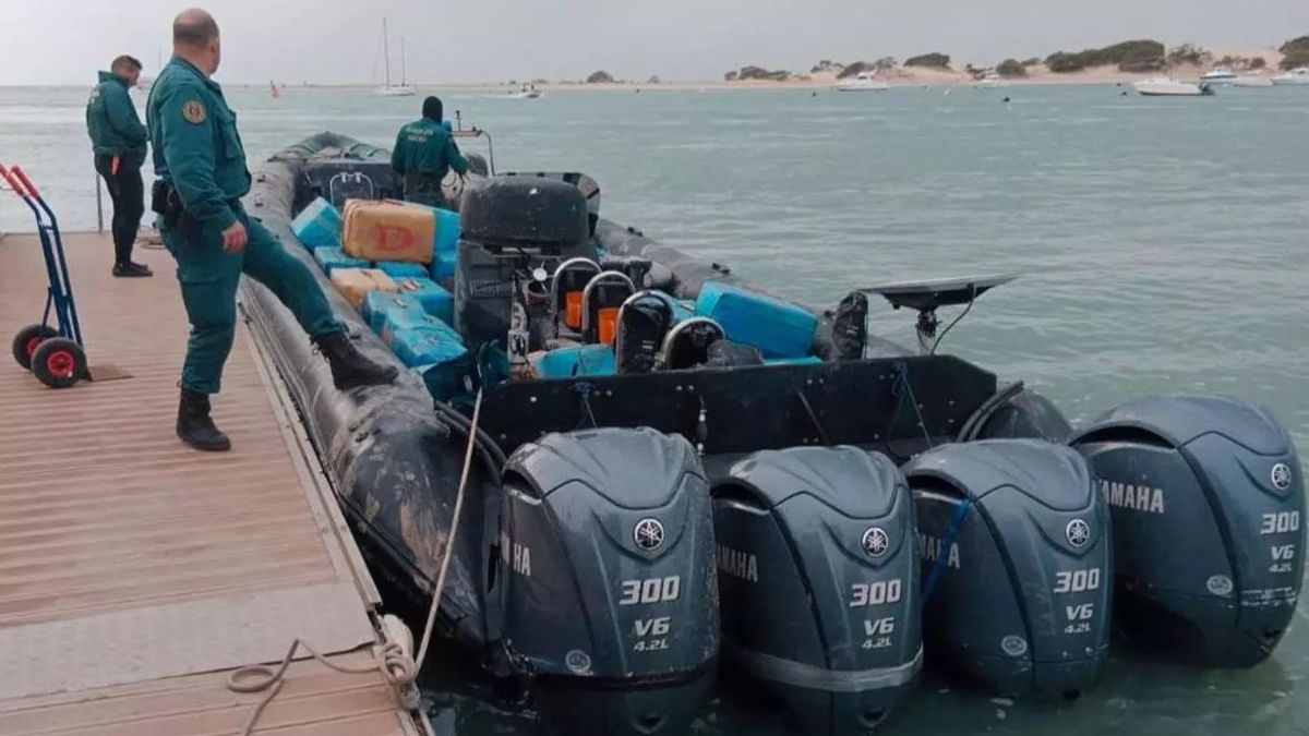 Narcolancha con droga incautada en Chiclana, Cádiz