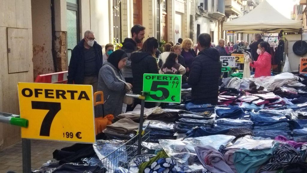 Los vecinos han vuelto a su mercado como un pequeño paso más hacia la normalidad