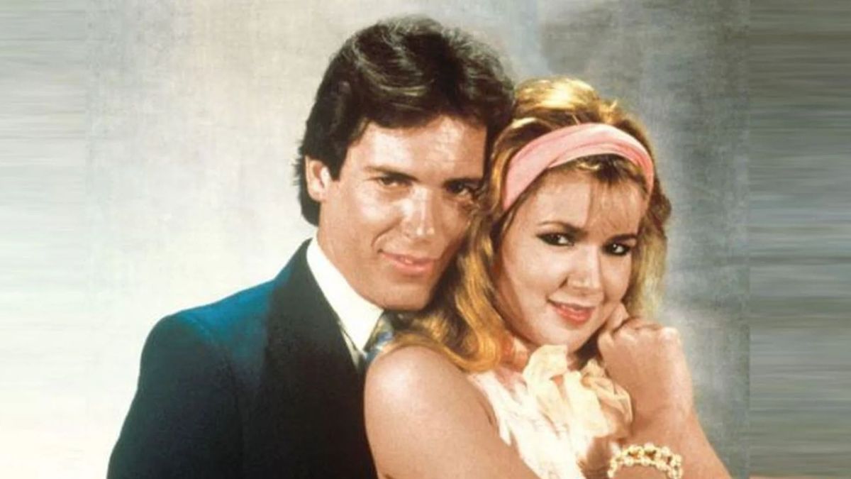 Carlos Mata y Jeanette Rodríguez en una imagen promocional de la telenovela 'Cristal'