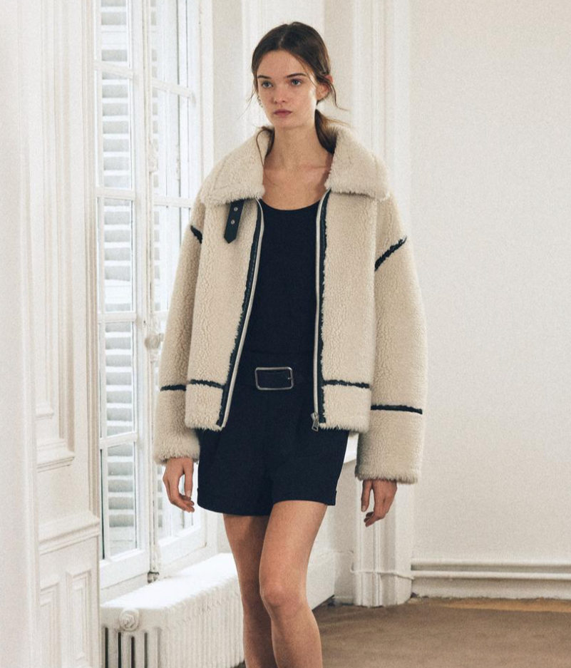 Chaqueta blanca con tiras negras
