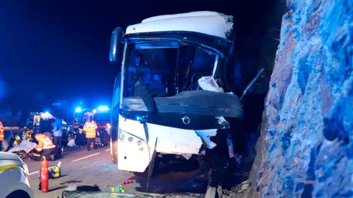 El autobús español en el que han muerto dos personas realizaba zigzags como si quisiese “perder velocidad” antes del accidente