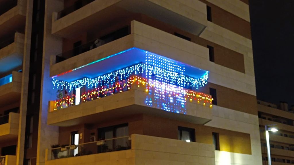 El concurso de decorados de balcones que une por Navidad a un barrio catalán