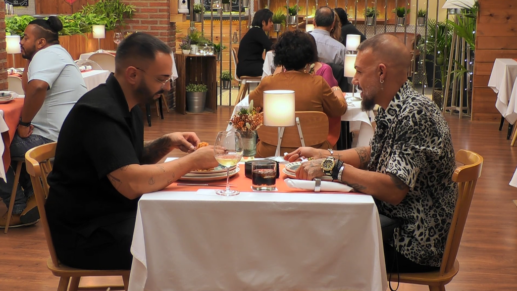 Isaac y Luis intentan conocerse en 'First Dates'