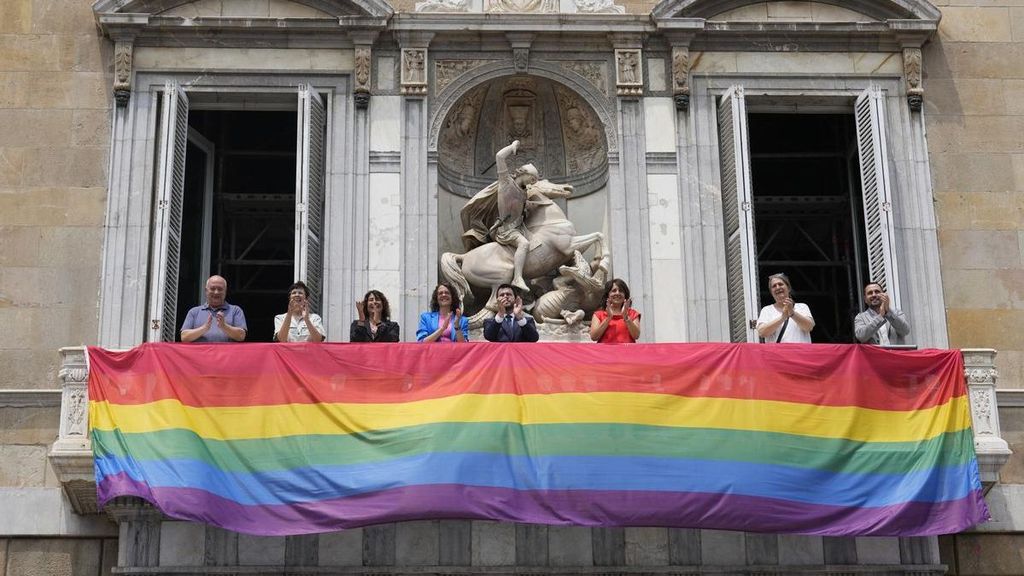 La bandera LGTBI podrá colgarse en los edificios públicos