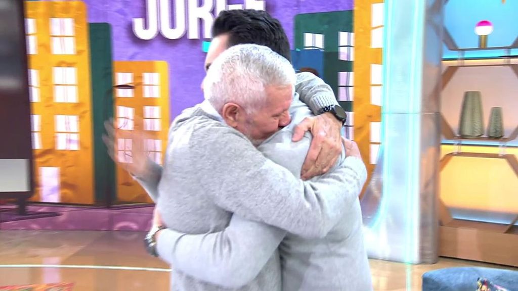 Los dos invitados se abrazan en 'El diario de Jorge'