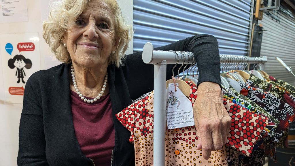 Manuela Carmena con camisas para niños de la ONG cosidos por presos y presas