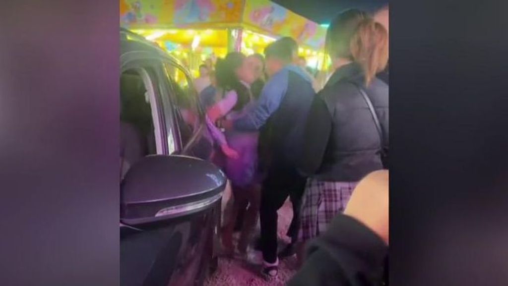 Una mujer irrumpe ebria con su coche en la feria de Ibiza y es detenida tras aparcar junto al árbol de Navidad