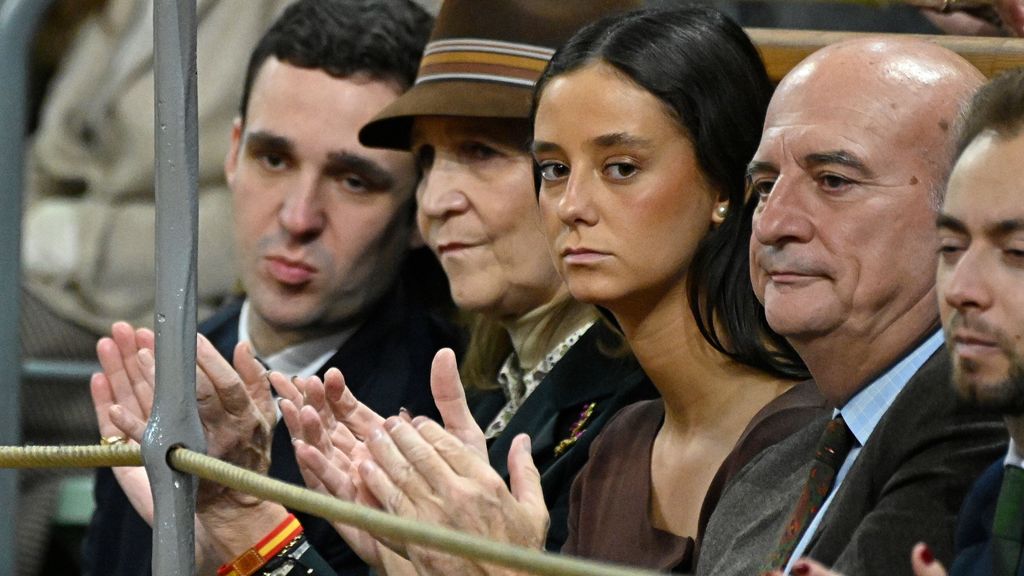 Así ha sido la reaparición de Froilán para ver los toros junto a Victoria Federica y la infanta Elena