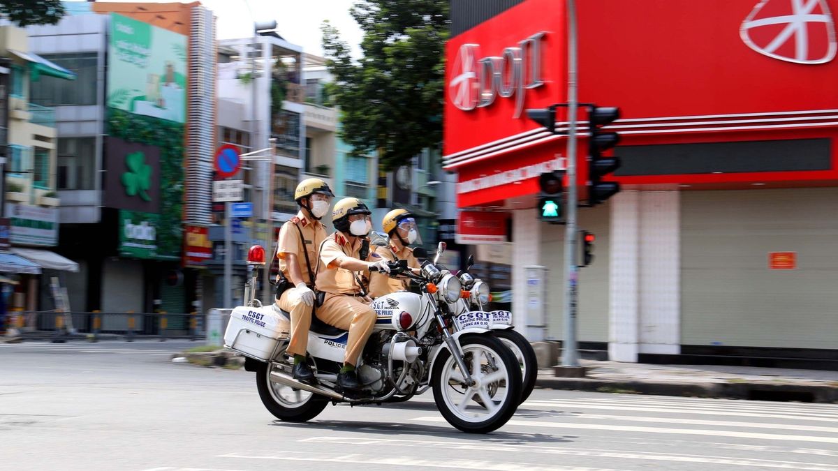 Agentes de la policía de Vietnam patrullando por las calles de la ciudad de Ho Chi Minh