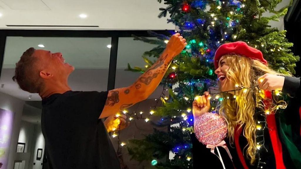 Alejandro Sanz inaugura la Navidad en su casa junto a su pareja, Candela Márquez, y su hija Alma