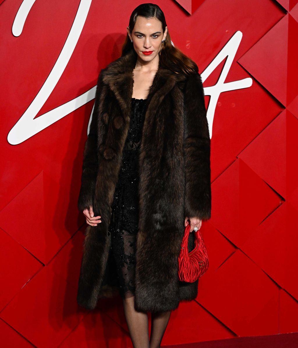 Alexa Chung en la alfombra roja de los British Fashion Adwards