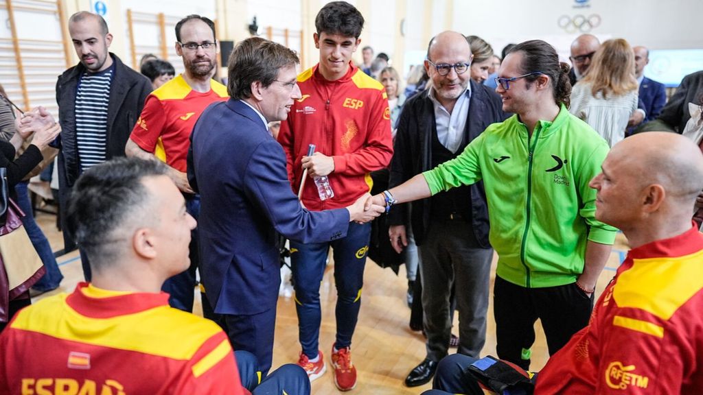 Almeida saluda a los jugadores de tenis de mesa adaptado en silla de ruedas