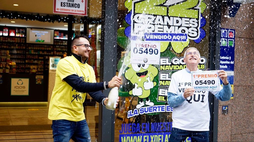 Celebrando el Gordo de 2022 en la administración de lotería de O Porriño