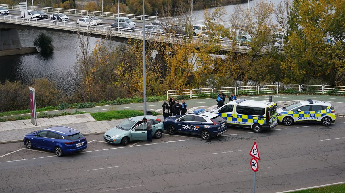 Dispositivo para el rescate de la mujer que se ha lanzado al río en Salamanca