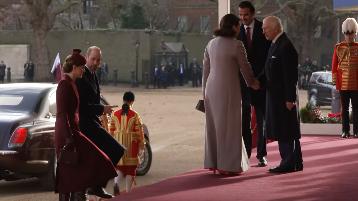 El príncipe Guillermo indicando a Kate Middleton donde posicionarse.