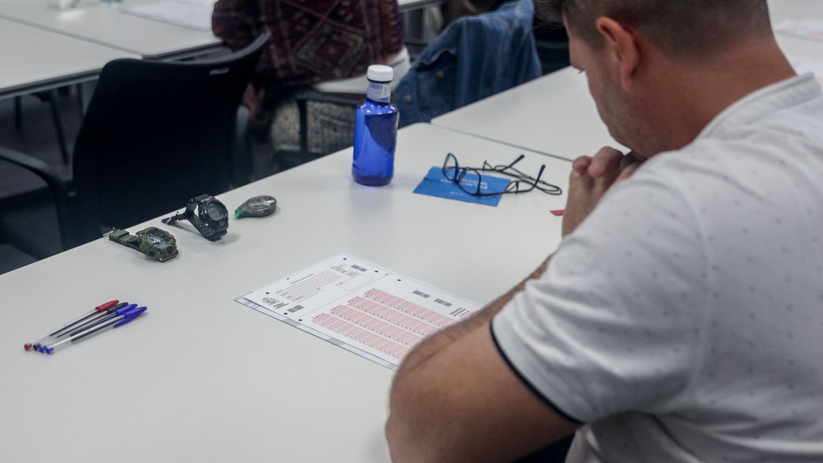 Imagen de archivo de una persona realizando un examen de oposición